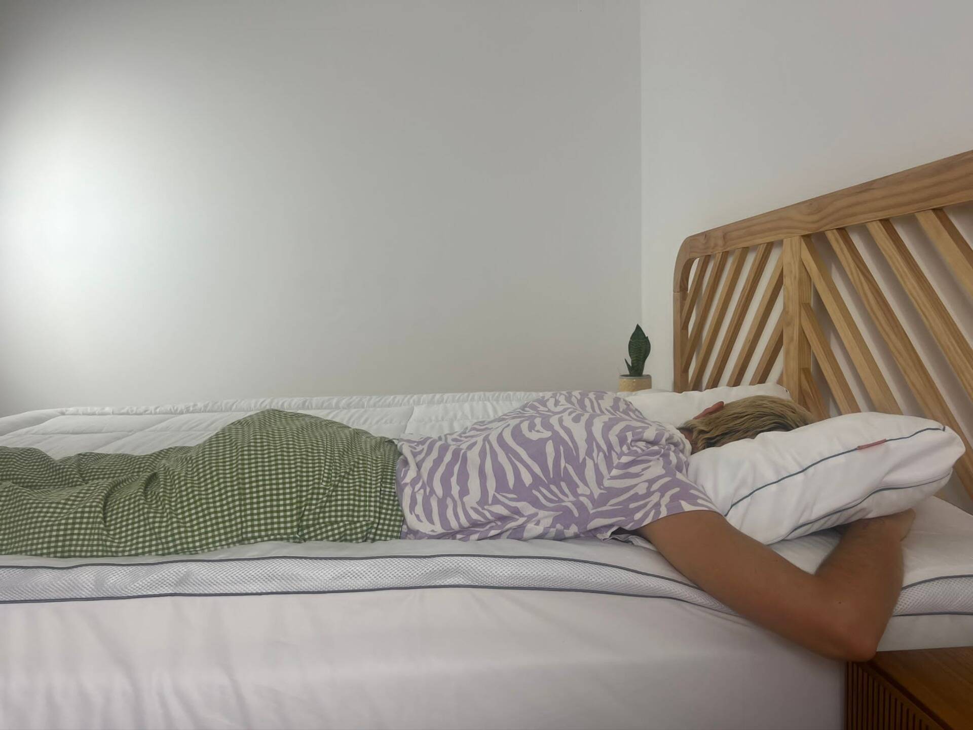 testar almofada deitada